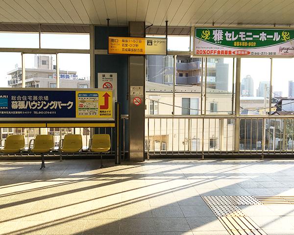右折しましたら、突き当りに階段があります