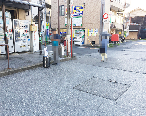 階段を降りましたら、タバコ屋さんとビルの間の道に行きます