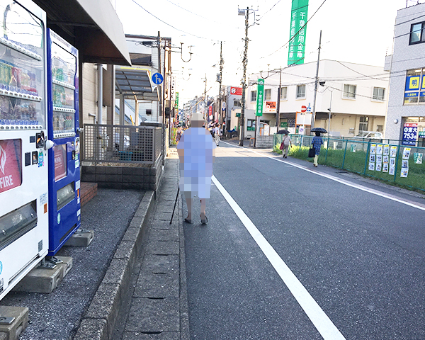 道に出ましたら直進です