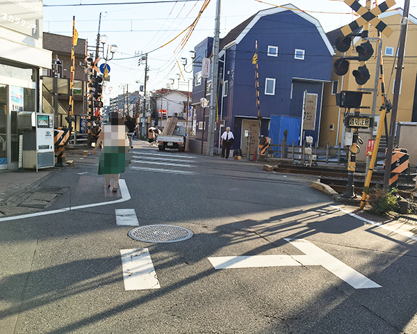 踏切があるので注意して渡ってください